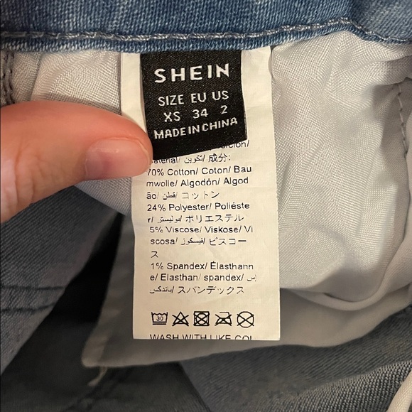 Woman’s SHEIN blue jeans - Picture 4 of 4